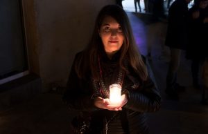 Αυτό είναι το Kόλπο με το Oποίο Aνάβει το Άγιο Φως. Ούτε ο Πατριάρχης δεν ισχυρίζεται πως πρόκειται για θαύμα γυναίκα κρατάει λαμπάδα