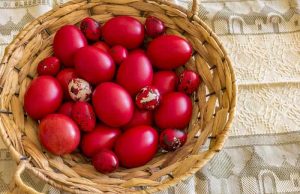 Αρχαίο Ελληνικό Έθιμο το Βάψιμο και Σπάσιμο των Αυγών καλάθι με πασχαλινά κόκκινα αυγά