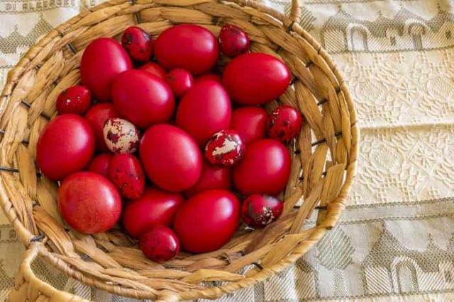 καλάθι με πασχαλινά κόκκινα αυγά