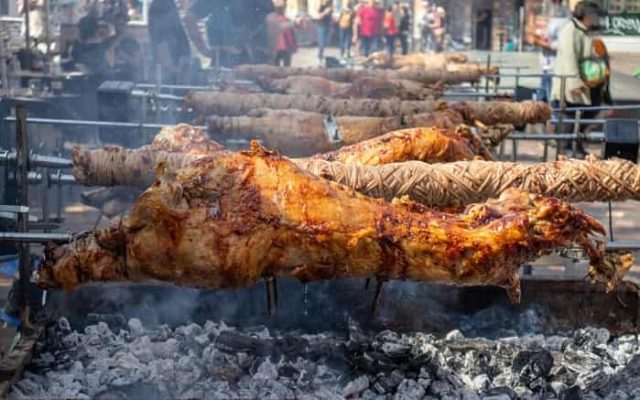 Αρνί στη σούβλα και κοκορέτσι