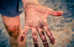 Μούτζα. Η Ιστορία της Χειρονομίας από τα Ελευσίνια Μυστήρια μέχρι Σήμερα