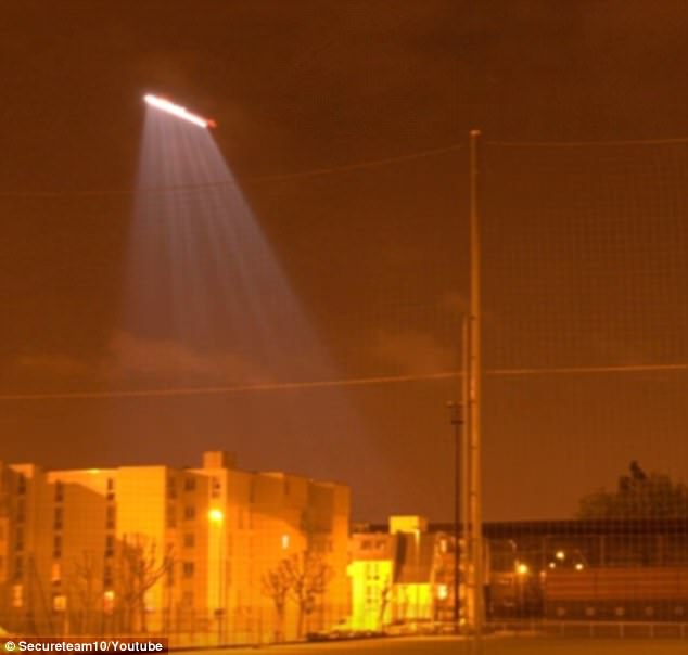 Μυστήρια Επαναλαμβανόμενα Φώτα Εμφανίστηκαν στον Ουρανό του Παρισιού (video)