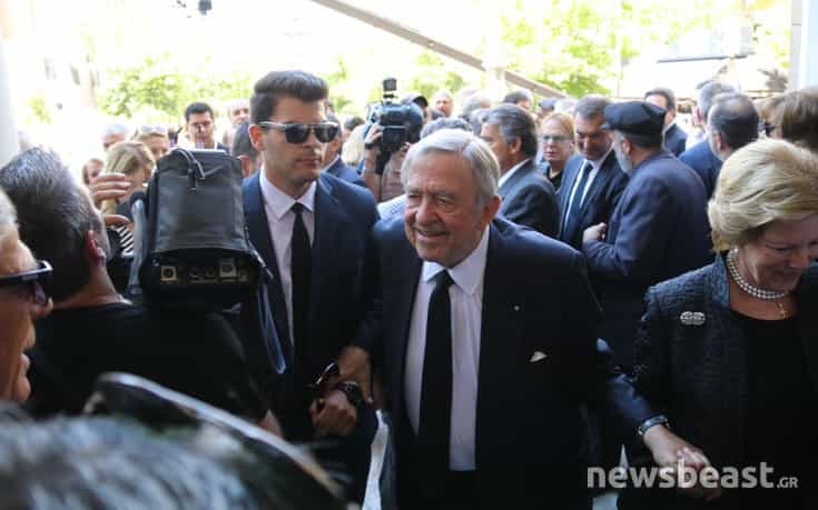 Πήγε στην Κηδεία του Μητσοτάκη με τον Σταυρό Ανάποδα...