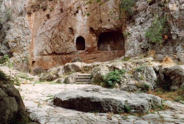 Τι Υπάρχει Κάτω από το Μαντείο των Δελφών