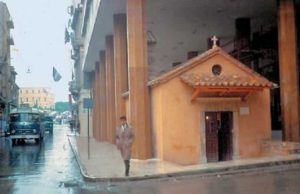 Τι Κρύβεται Κάτω από το Εκκλησάκι που Βρίσκεται Χωμένο στις Κολώνες του Υπουργείου Παιδείας