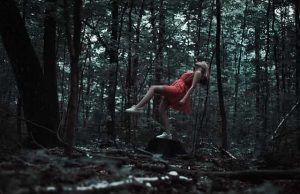 Το κορίτσι που αιωρείται σε δάσος στην Ρωσία