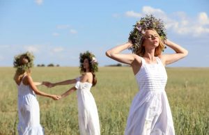 Τι σημαίνει Παγανιστής; τρεις γυναίκες στα ευκά με στεφάνια λουλούδια στα μαλλιά