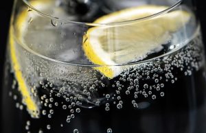 Πως να φτιάξουμε αλκαλικό νερό για να αντιμετωπίσουμε την κόπωση, τα πεπτικά προβλήματα και για πρόληψη καρκίνου ποτήρι νερό με λεμόνι