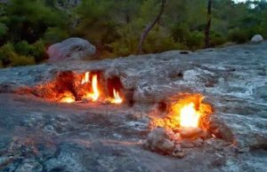 Ο αιώνια καιόμενος βράχος στο όρος Όλυμπος της Αττάλειας