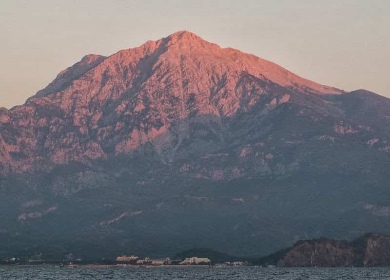 Ο Καιόμενος Βράχος στο όρος Όλυμπος της Αττάλειας