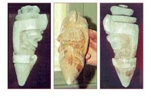 Το «Αρχαίο Διαστημόπλοιο» στο Μουσείο της Κωνσταντινούπολης, με τον ακέφαλο πιλότο, που οι ειδικοί το εξηγούν ως μία σύγχρονη πλαστογραφία