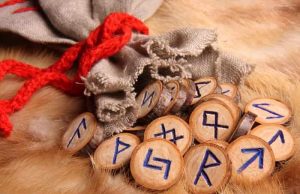 Ρούνοι: Τα Ενεργειακά Κλειδιά των Δυνάμεων του Σύμπαντος ρούνοι έξω από ένα πουγκί