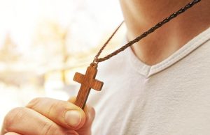 Το πείραμα για τον Χριστιανικό Σταυρό που «τάραξε» πιστούς και μη, ότι έχει θαυματουργικές ιδιότητες μα τελικά δεν αναγνωρίστηκε και κρίθηκε ως παραπληροφόρηση Το πείραμα για τον Χριστιανικό Σταυρό που λέγεται ότι «τάραξε» πιστούς και μη