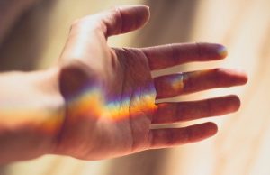 Πως να επαναφορτίσουμε την ενέργειά μας με τα ίδια μας τα χέρια, με μια εμπειρική άσκηση