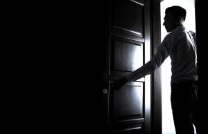 Ένα Ιδιαίτερο Ψυχολογικό Τεστ. Κάντε το και θα Μάθετε Πολλά για τον Εαυτό σας άντρας μπαίνει σε ένα σκοτεινό δωμάτιο