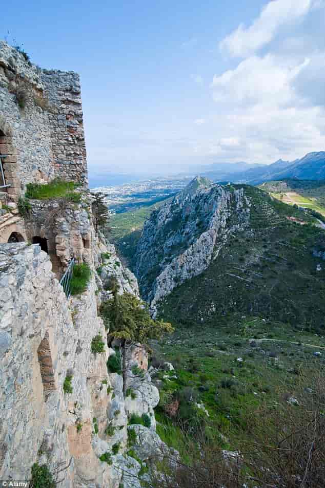 Επισκέφθηκαν τον Άγιο Ιλαρίωνα Κύπρου. Αυτό όμως που Φωτογράφησαν ΤΟΥΣ ΕΚΟΨΕ ΤΑ ΥΠΑΤΑ !!!