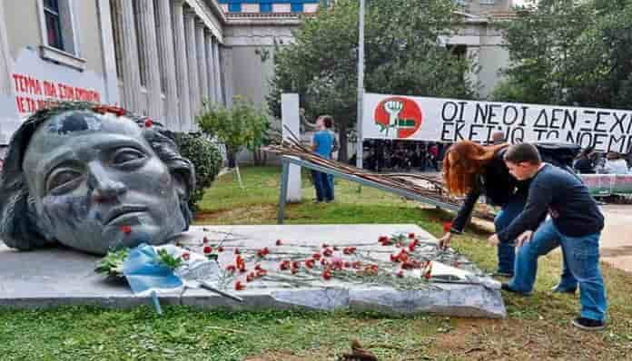 Κεφαλή Έξω από το Πολυτεχνείο