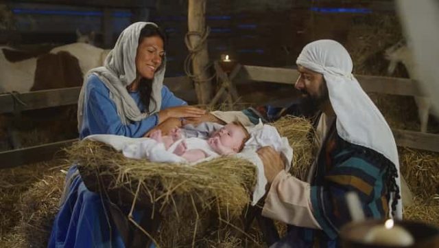 Μαρία και Ιωσήφ μιλώντας και φροντίζοντας το μωρό Ιησού