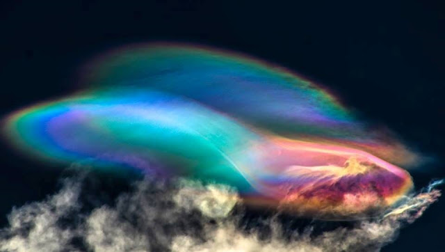 Polar stratospheric clouds (1) Τα Ξένα Διαστημόπλοια Αρχίζουν να Καταφθάνουν! Σκέφτηκε στην αρχή...