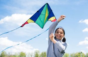 Χαρταετός: Ένα Κρυμμένο Σύμβολο του Διός και η Ερμηνεία του μικρό παιδί πετάει χαρταετό