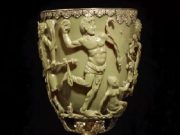 Το αρχαίο «Κύπελλο του Λυκούργου» μοιάζει συνηθισμένο, όμως, παρουσιάζει ασυνήθιστη συμπεριφορά στο φως Το αρχαίο «Κύπελλο του Λυκούργου» μοιάζει συνηθισμένο, όμως, παρουσιάζει ασυνήθιστη συμπεριφορά στο φως