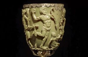 Το αρχαίο «Κύπελλο του Λυκούργου» μοιάζει συνηθισμένο, όμως, παρουσιάζει ασυνήθιστη συμπεριφορά στο φως Το αρχαίο «Κύπελλο του Λυκούργου» μοιάζει συνηθισμένο, όμως, παρουσιάζει ασυνήθιστη συμπεριφορά στο φως