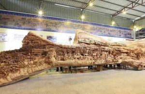 Φαίνεται Σαν ένας Φαγωμένος Κορμός Δέντρου Αλλά Είναι μία Ξυλογλυπτική Δημιουργία