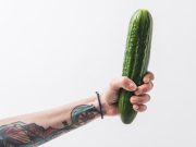 Το αγγούρι δεν ενδείκνυται για καθαρισμό του κόλπου Χέρι κρατάει αγγούρι, όχι για καθαρισμό του κόλπου