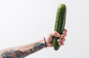 Το αγγούρι δεν ενδείκνυται για καθαρισμό του κόλπου Χέρι κρατάει αγγούρι, όχι για καθαρισμό του κόλπου