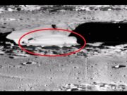 Μοιάζει με Αρχαίο Διαστημόπλοιο στη Σελήνη Σχηματισμός σε κόκκινο κύκλο μοιάζει με αρχαίο διαστημόπλοιο σε Κρατήρα της Σελήνης