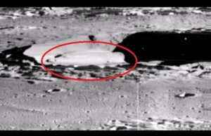 Μοιάζει με Αρχαίο Διαστημόπλοιο στη Σελήνη Σχηματισμός σε κόκκινο κύκλο μοιάζει με αρχαίο διαστημόπλοιο σε Κρατήρα της Σελήνης