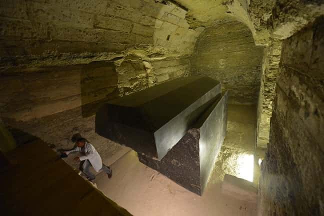 Οι Αρχαιολόγοι Έμειναν Άφωνοι με Αυτό που ανακάλυψαν Κάτω από τις Πυραμίδες της Αιγύπτου!