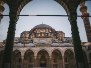 Τι ΔΕΝ μας Λένε για την Άλωση της Κωνσταντινούπολης. Ο ρόλος της Ορθόδοξης Εκκλησίας Μέσα από καμάρα Σουλεϊμάνιγιε Τζαμί στην Κωνσταντινούπολη