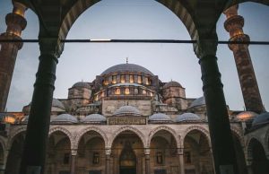 Τι ΔΕΝ μας Λένε για την Άλωση της Κωνσταντινούπολης. Ο ρόλος της Ορθόδοξης Εκκλησίας Μέσα από καμάρα Σουλεϊμάνιγιε Τζαμί στην Κωνσταντινούπολη