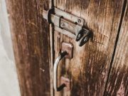 Ιδού Ποιός Άνοιξε την Κερκόπορτα και Έγινε Γραμματόσημο το 1953 από την Τουρκία Ξύλινη πόρτα παλιά με σκουριασμένη λαβή και σύρτη