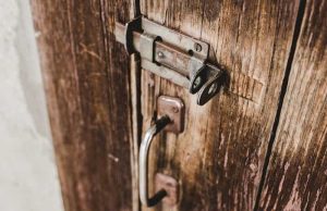 Ιδού Ποιός Άνοιξε την Κερκόπορτα και Έγινε Γραμματόσημο το 1953 από την Τουρκία Ξύλινη πόρτα παλιά με σκουριασμένη λαβή και σύρτη