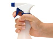 Γιατί να ψεκάσετε τα παράθυρα με ξύδι Μπουκάλι ψεκασμού στο χέρι