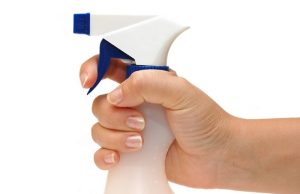 Γιατί να ψεκάσετε τα παράθυρα με ξύδι Μπουκάλι ψεκασμού στο χέρι