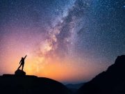 Η ΚΩΔΙΚΗ ΣΥΜΠΑΝΤΙΚΗ ΑΡΧΑΙΟΕΛΛΗΝΙΚΗ ΓΛΩΣΣΑ ΤΩΝ ΘΕΩΝ άνθρωπος κοιτάζει τον γαλαξία