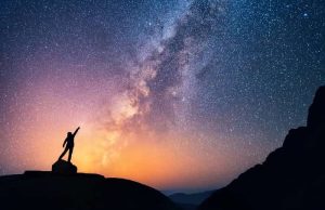 Η ΚΩΔΙΚΗ ΣΥΜΠΑΝΤΙΚΗ ΑΡΧΑΙΟΕΛΛΗΝΙΚΗ ΓΛΩΣΣΑ ΤΩΝ ΘΕΩΝ άνθρωπος κοιτάζει τον γαλαξία