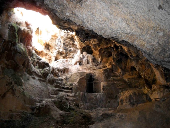 Το Μοναδικό Σπήλαιο στην Ελλάδα με Σκαλισμένα Αγάλματα στο Εσωτερικό του Βρίσκεται στον Υμηττό