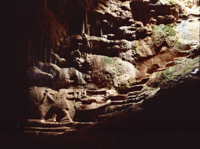 Το Μοναδικό Σπήλαιο στην Ελλάδα με Σκαλισμένα Αγάλματα στο Εσωτερικό του Βρίσκεται στον Υμηττό
