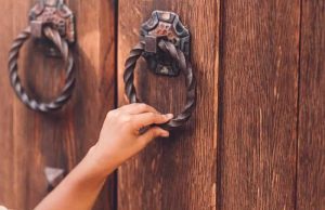 Η πόρτα που επιλέγουμε μας αποκαλύπτει το μέλλον με ακρίβεια πόρτα και ένα χέρι που πάει να την χτυπήσει