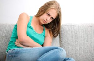 Παγιδευμένη Ενέργεια. Πως την Απελευθερώνουμε ανήσυχη κοπέλα αγκαλιάζει το στομάχι της γιατί έχει παγιδευμένη ενέργεια