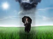 Τρόποι να φυλαχτούμε από τους γκαντέμηδες και την γρουσουζιά άντρας στη λιακάδα με προσωπικό σύννεφο να τον βρέχει