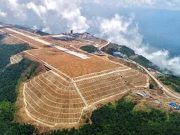 Κινέζοι κόβουν βουνοκορφή για κατασκευή αεροδρομίου και μας θυμίζει τις Άνδεις από το αρχαίο παρελθόν