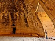 Θολωτός Τάφος Ατρέα: Τι Υπήρχε στο Εσωτερικό του Τελειότερου Κτίσματος των Μυκηνών; θολωτός τάφος του Ατρέα