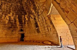 Θολωτός Τάφος Ατρέα: Τι Υπήρχε στο Εσωτερικό του Τελειότερου Κτίσματος των Μυκηνών; θολωτός τάφος του Ατρέα