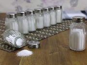 Γιατί να σκορπίσουμε αλάτι στο πάτωμα πριν πάμε για ύπνο και άλλες συμβουλές καλοτυχίας για προληπτικούς και μη