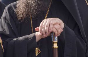 Οι Αναθεματισμοί της Ορθοδόξου Εκκλησίας Κατά των Ελλήνων ορθόδοξος ιερέας με μπαστούνι - δεν φαίνεται το κεφάλι